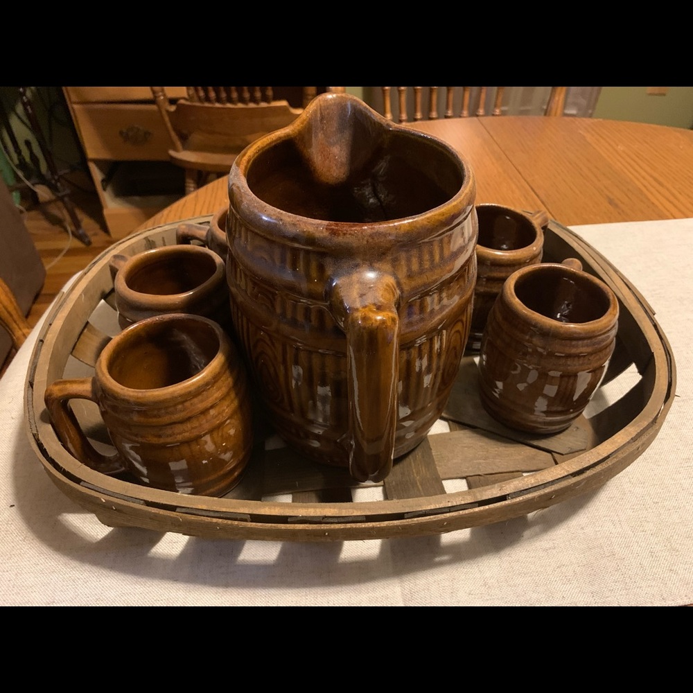 Barrell pitcher with 6 cups